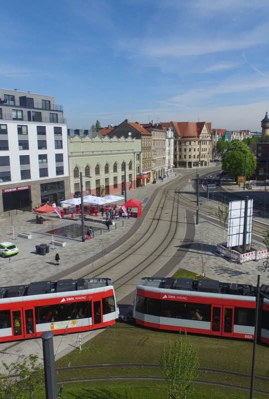 1889 ist die erste Straßenbahn über den Steintorplatz gefahren - gezogen von Pferden. Jahrzehntelang wurde das Areal zuletzt von einer chaotischen Verkehrsführung erdrückt. Jetzt ist das Areal modern und schick.