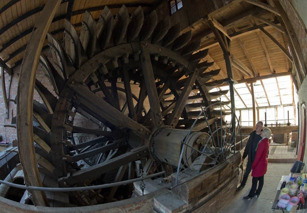 Astrid und Frank Nestrowicz vor dem großen Wasserrad der ehemaligen Kramermühle