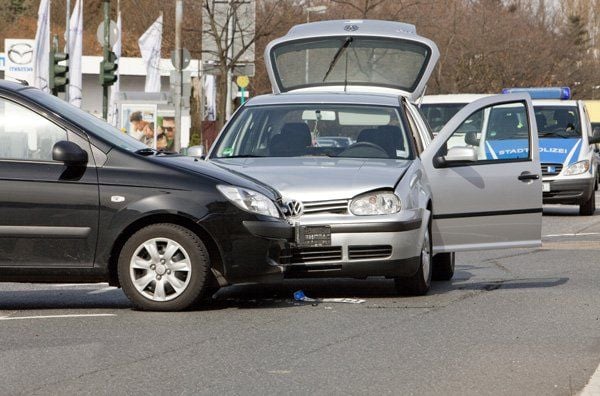 Autobumser lauern an Kreuzungen, um in letzter Sekunde loszufahren und einen Unfall zu provozieren.