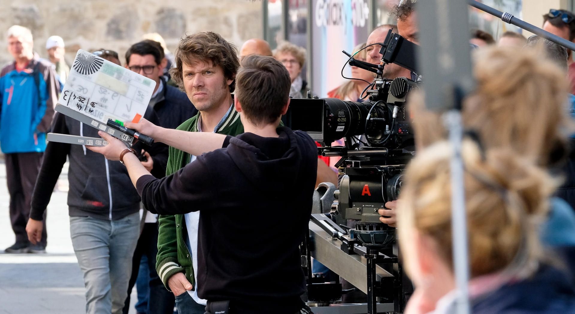 Dreharbeiten zur Fernsehserie Soko Leipzig in Halle am Markt in der Straße Kleinschmieden mit Schauspieler Steffen Schroeder.