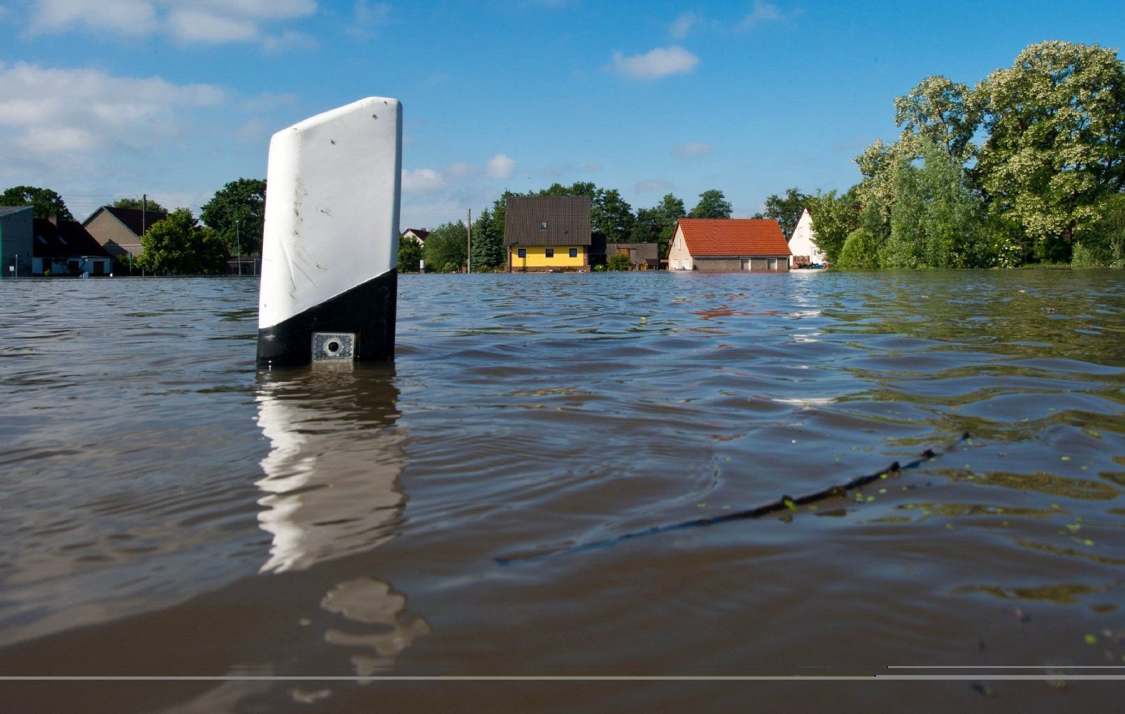 Nach dem Deichbruch an der Elbe bei Fischbeck (Kreis Stendal) steht das Elbe-Hochwasser in Kabelitz.