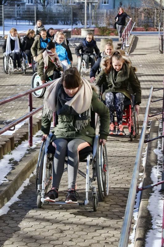 Die Rollstuhlrampe hochzufahren ist ein Kraftakt für die Schüler.