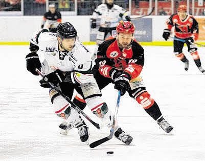 Jan Niklas Pietsch (l.) im Duell mit Halles Artur Tekgaev.