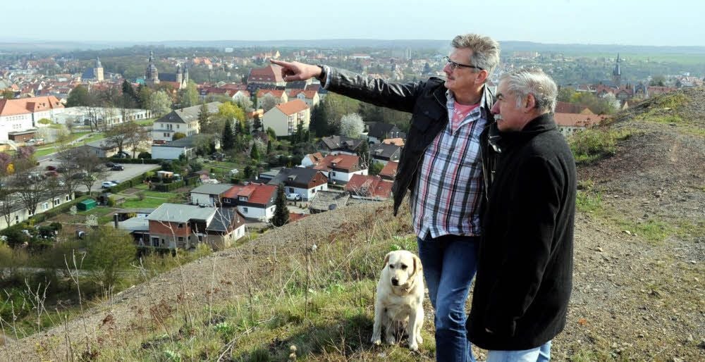 Andreas Dümmler und Werner Zabel auf dem Plateau der Halde. Im Hintergrund erstreckt sich Eisleben.