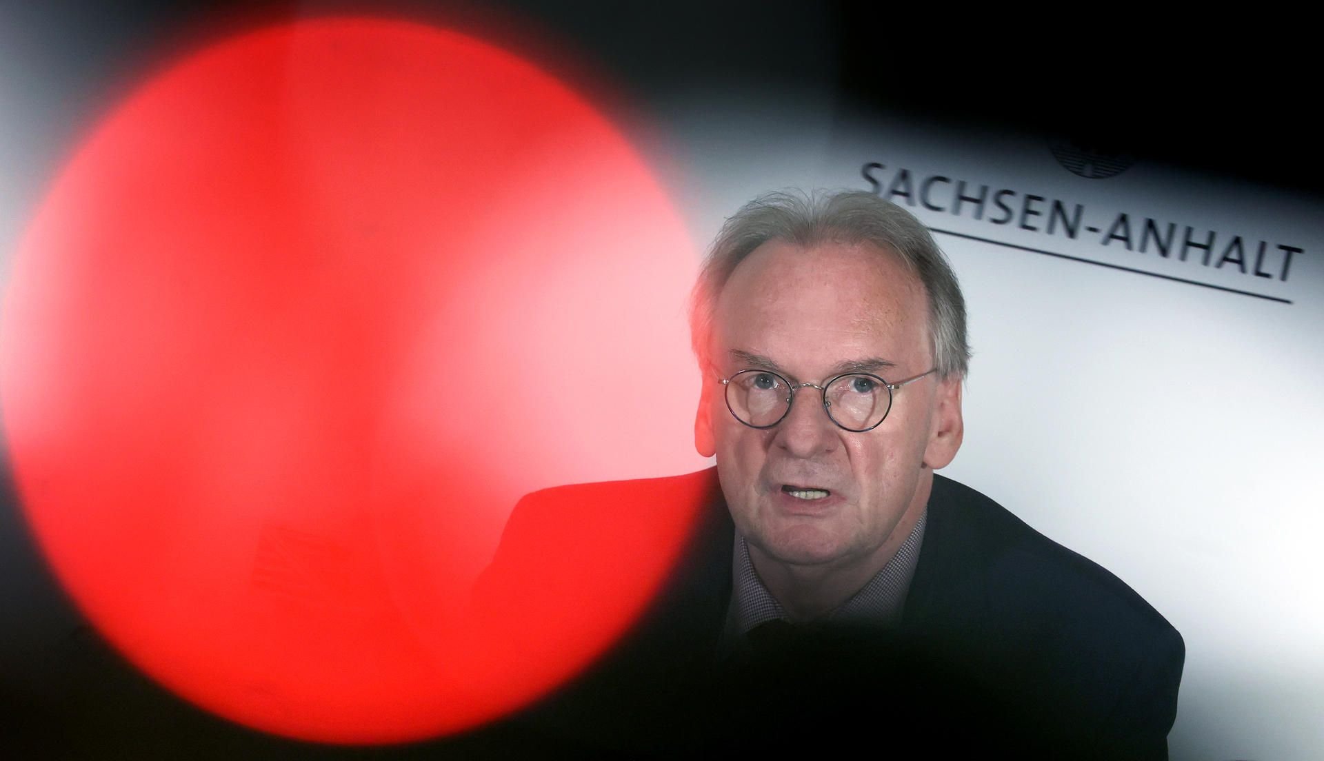Zwei Wochen nach Beginn des staatlich verordneten Teil-Lockdowns ist Sachsen-Anhalt nach Einschätzung von Ministerpräsident Reiner Haseloff auf einem guten Weg, die Corona-Pandemie einzudämmen.