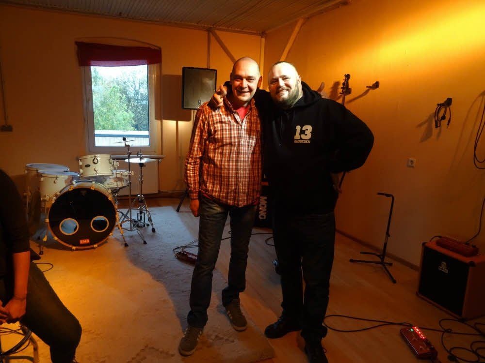 Torsten Hedel (links) und Haudegen-Chef Hagen Stoll in Hedels Verstärker-Manufaktur in einer ehemaligen Näherei im Osten von Halle.