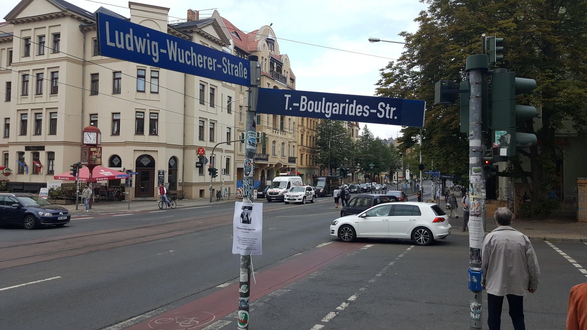 An mehreren Stellen in Halle, wie hier in der Ludwig-Wucherer-Straße, wurden Schilder beklebt.