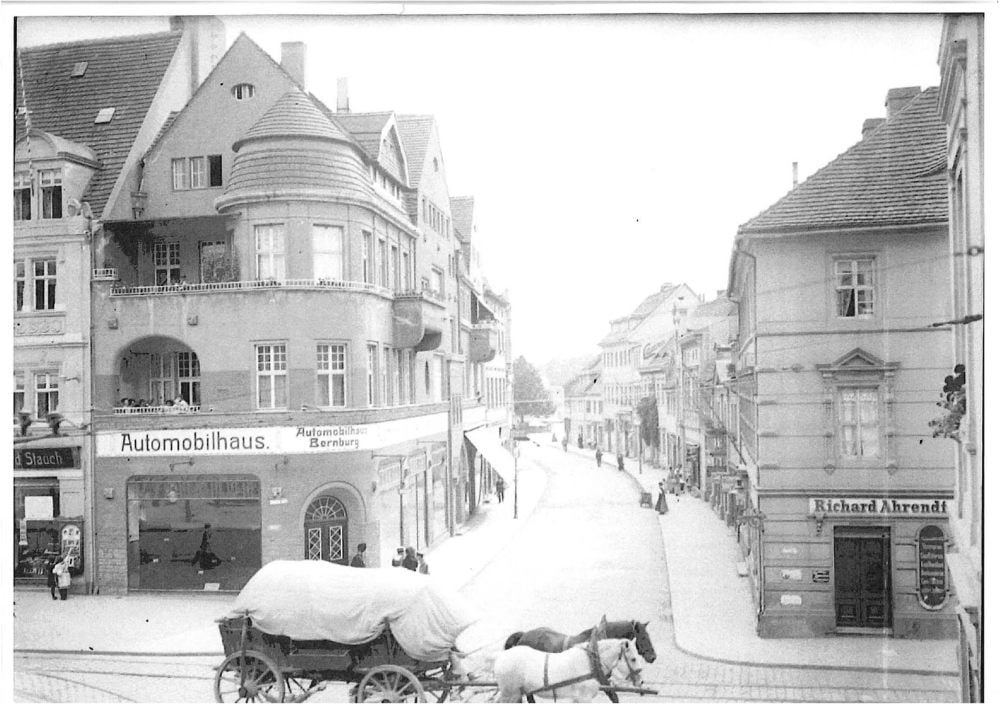 Das historische Foto von Beginn des 20. Jahrhunderts zeigt das Eckhaus Krumbholzstraße 19 (rechts) in Bernburg in seiner originalen Kubatur.