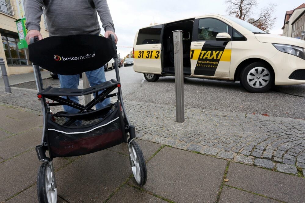 Weil Taxis außerhalb der Lieferzeiten nicht in die Fußgängerzone fahren können, müssen gehbehinderte Fahrgäste zu Fuß zum Ziel laufen.