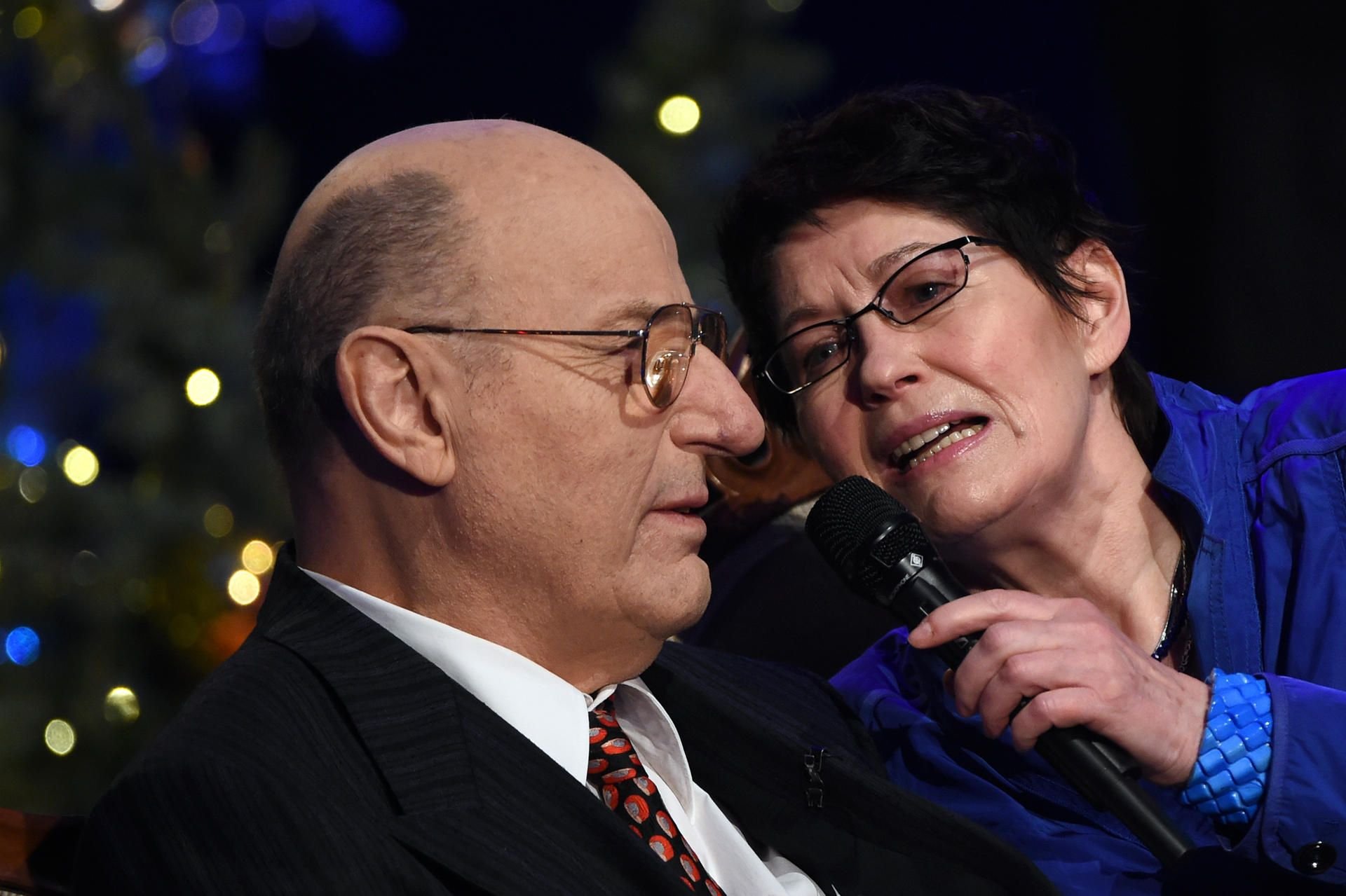 Sänger Manfred Krug und Uschi Brüning am 17.12.2015 auf der Bühne der MDR-Aufzeichnung "Weihnachten bei uns" in der Stadthalle in Chemnitz.