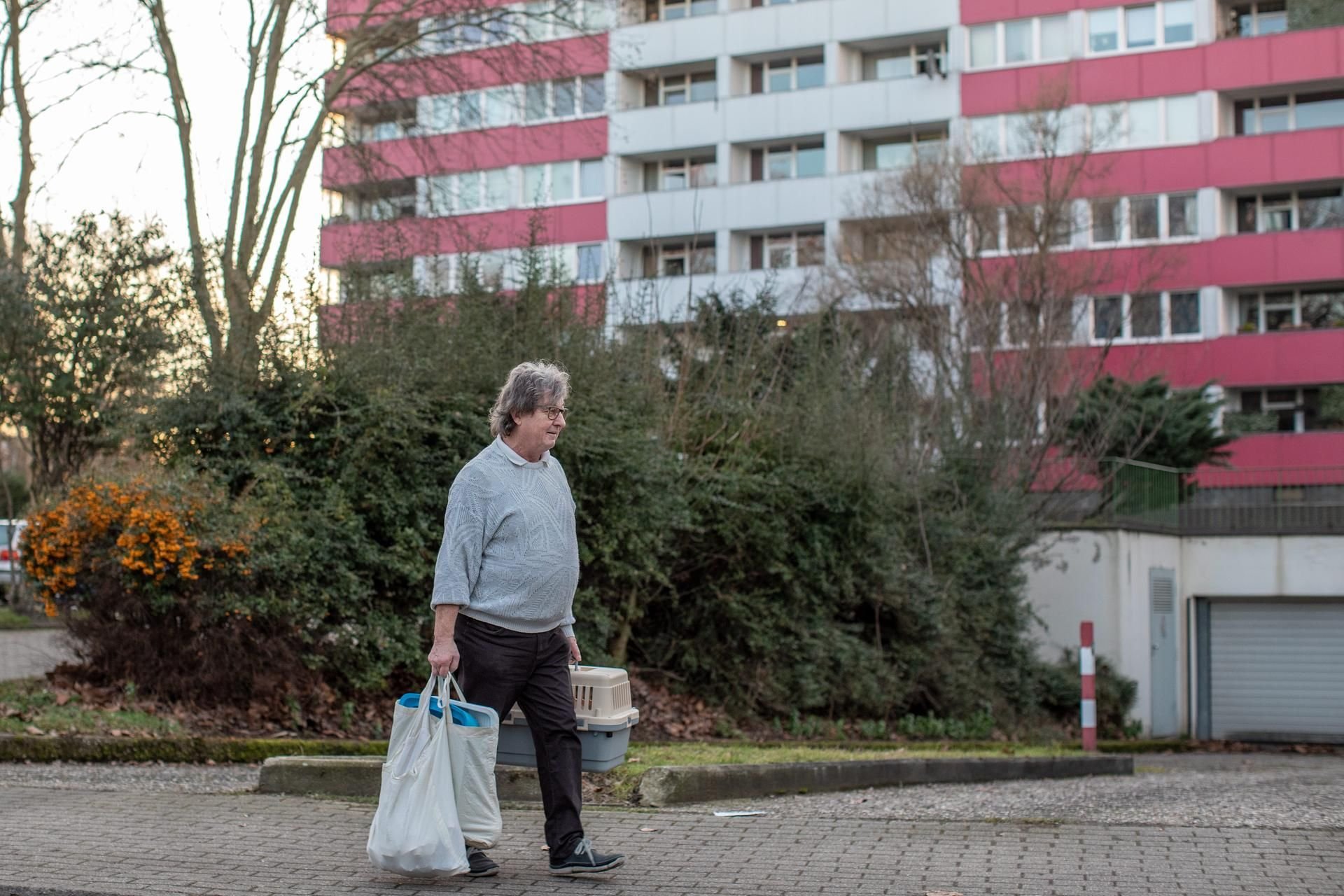 Ein Bewohner vor einem der Hochhäuser in Duisburg.