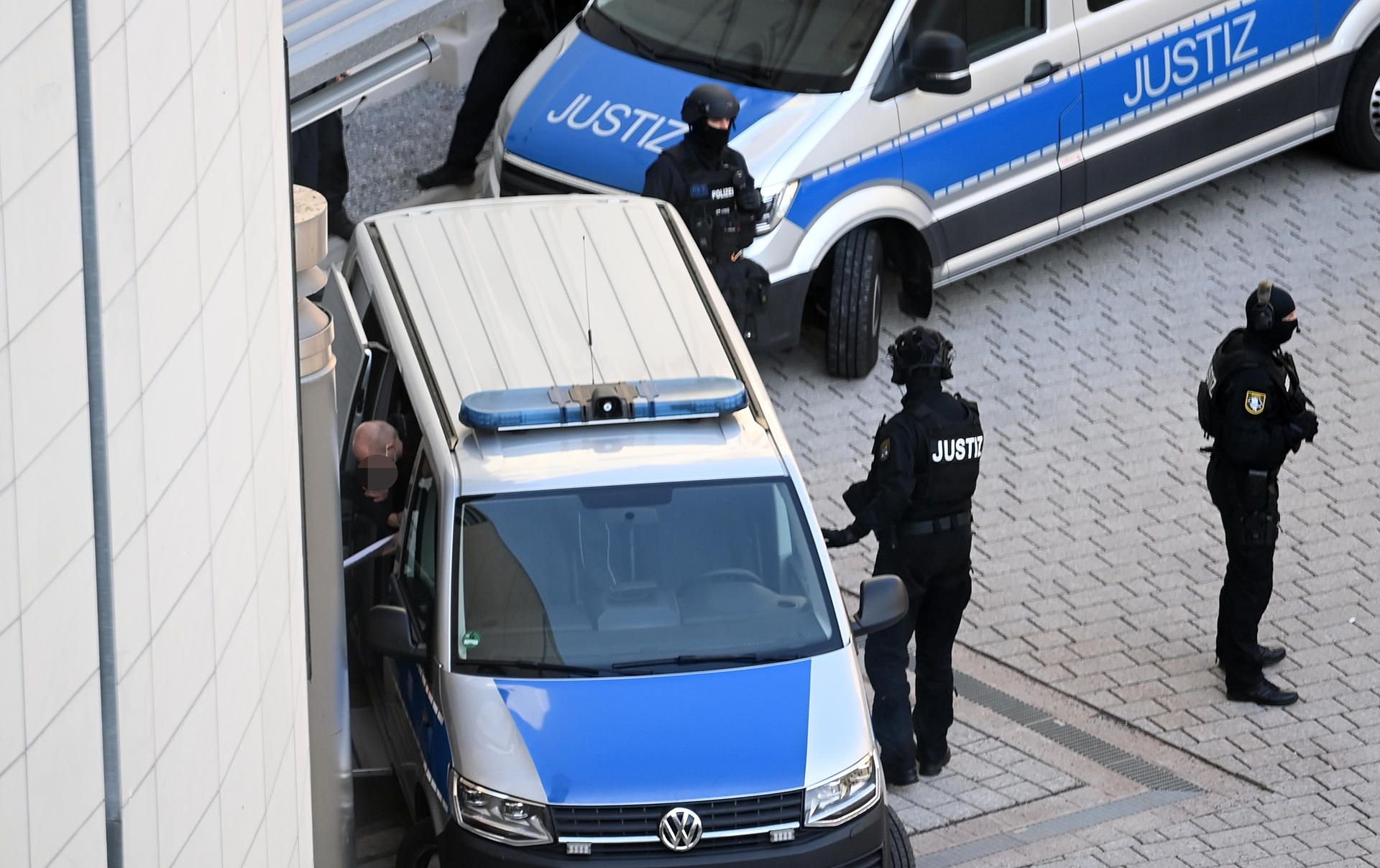 Der Angeklagte betritt das Magdeburger Landgericht.