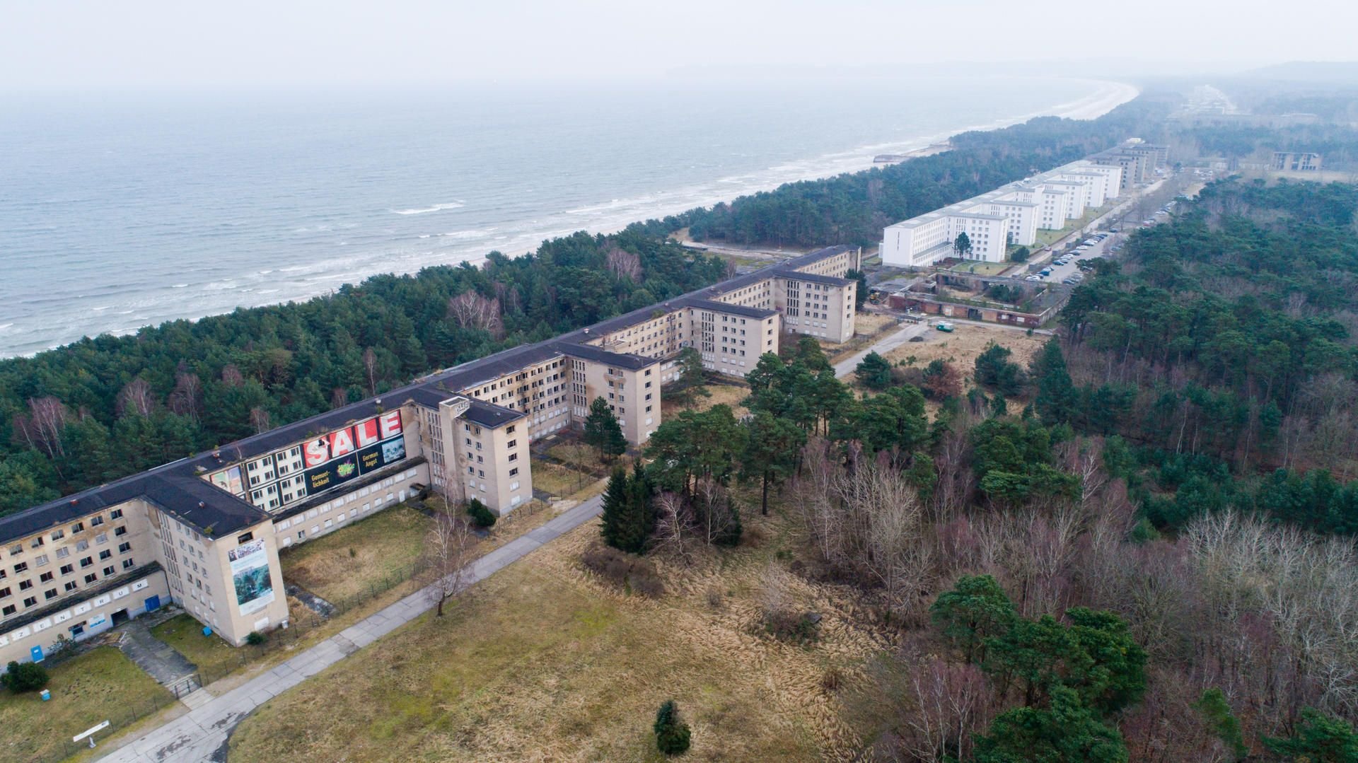 Blick auf das leerstehende Gebäude Block 5 im denkmalgeschützten Komplex Prora.