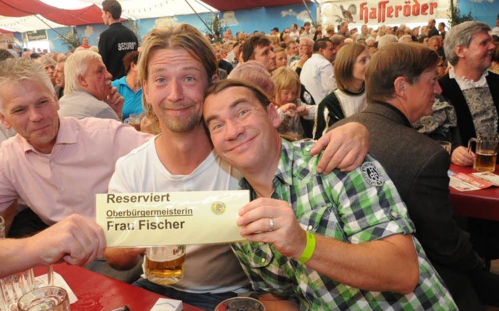 Die Kultkomiker Sven Wittek (l.) und Gilbert „Gilli“ Rödiger können es immer noch nicht fassen: Sie sind Ehrengäste der Eisleber Wiese.