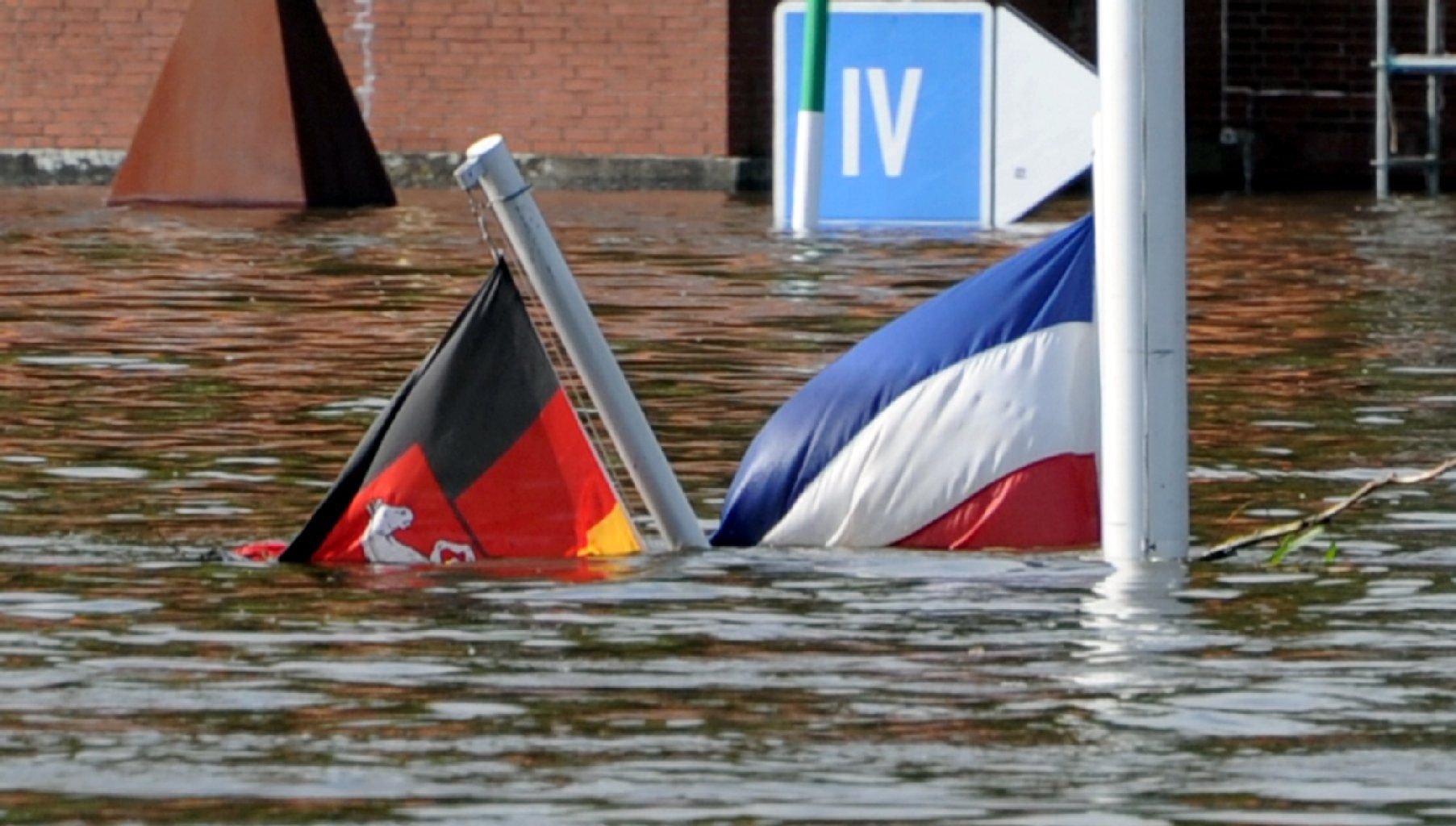 Die Fahnen von Niedersachsen und Schleswig-Holstein hängen am 10.Juni vor der Altstadt von Lauenburg (Schleswig-Holstein) im Hochwasser.