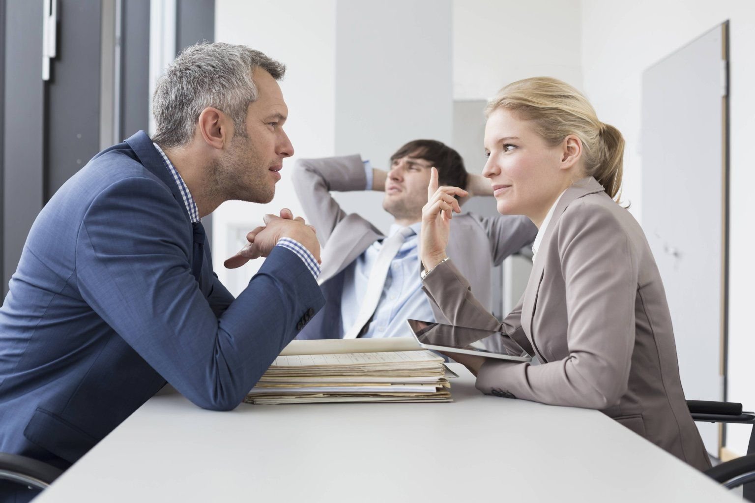 Zusammen geht es besser als allein! Stimmt das wirklich? – Teamarbeit kann im Job ganz schön konfliktreich sein.