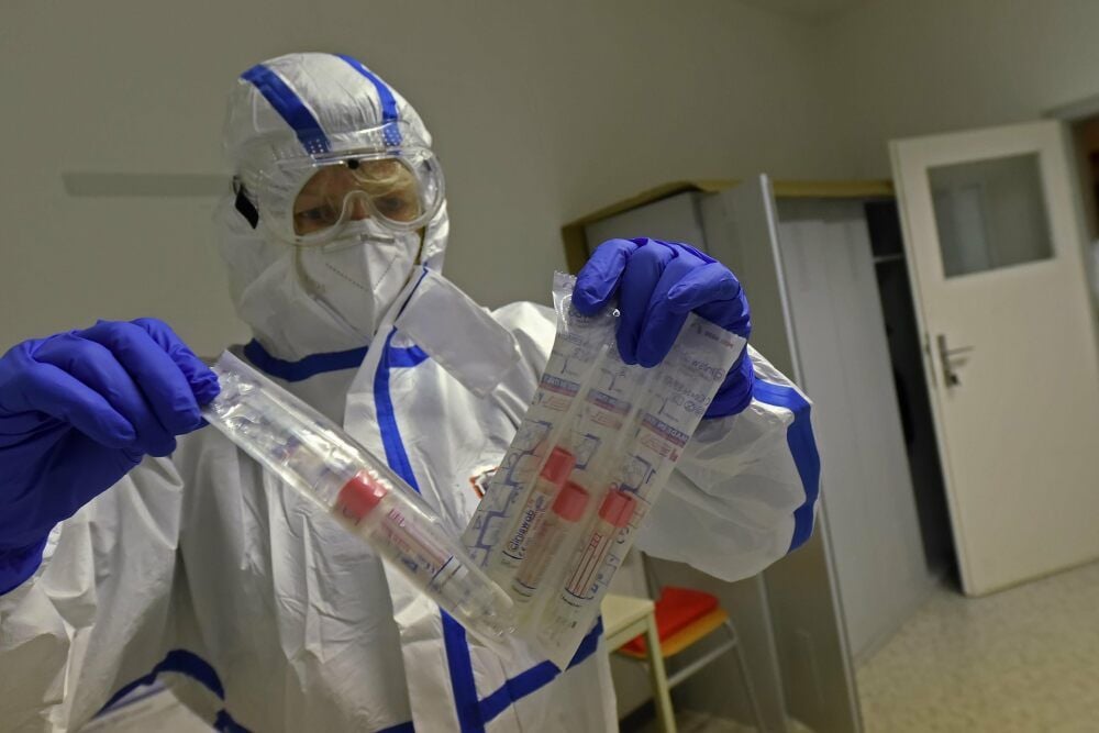 Mitarbeiterin Ellen Selent mit dem Material für die nächsten Tests.