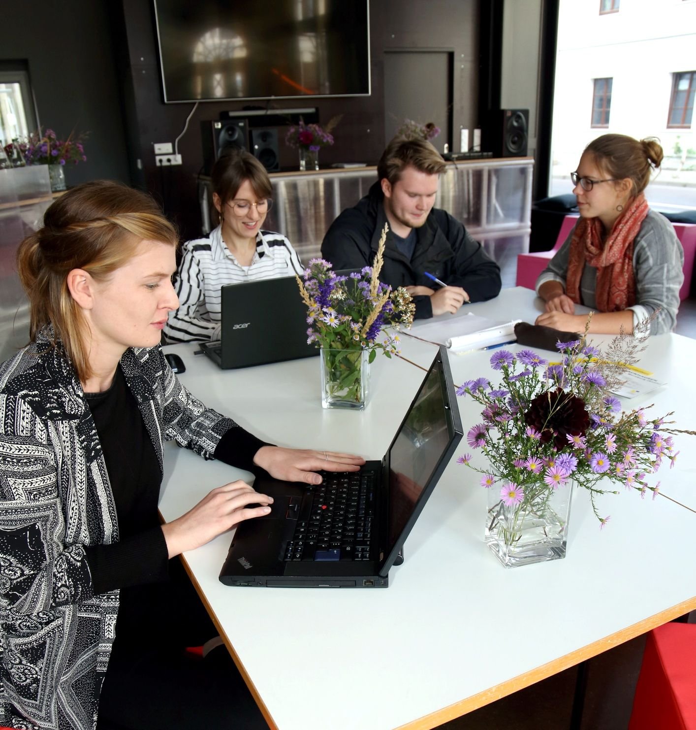 Helena Philipp (v. li.), Viviane Towalska, Jonas Linke und Hannah Stöckle lernen nicht nur am heimischen Schreibtisch.