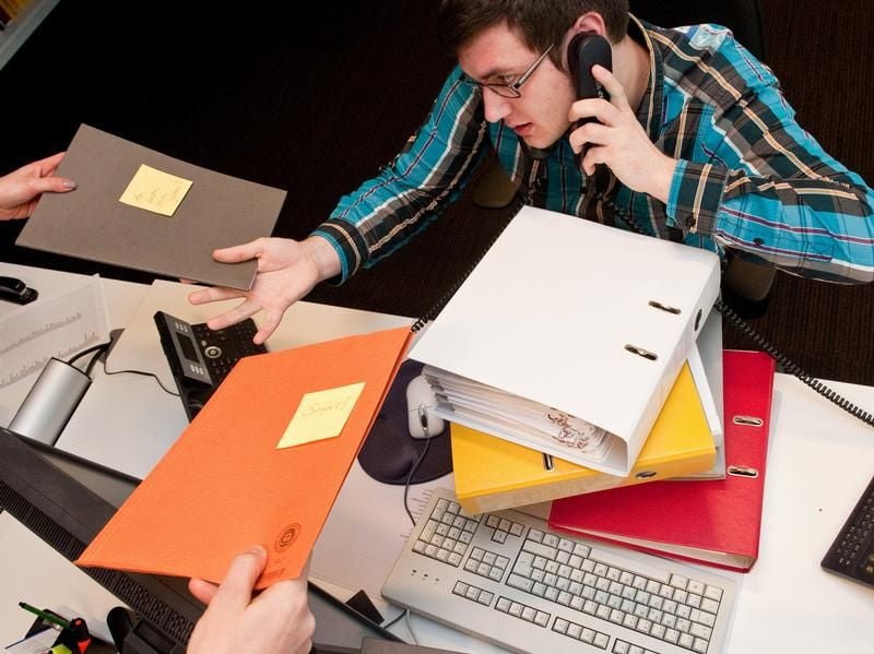 Überstunden am laufenden Band: Wer dauerhaft mehr als 40 Stunden pro Woche arbeitet, büßt an Intelligenz und Sprachgewandtheit ein.