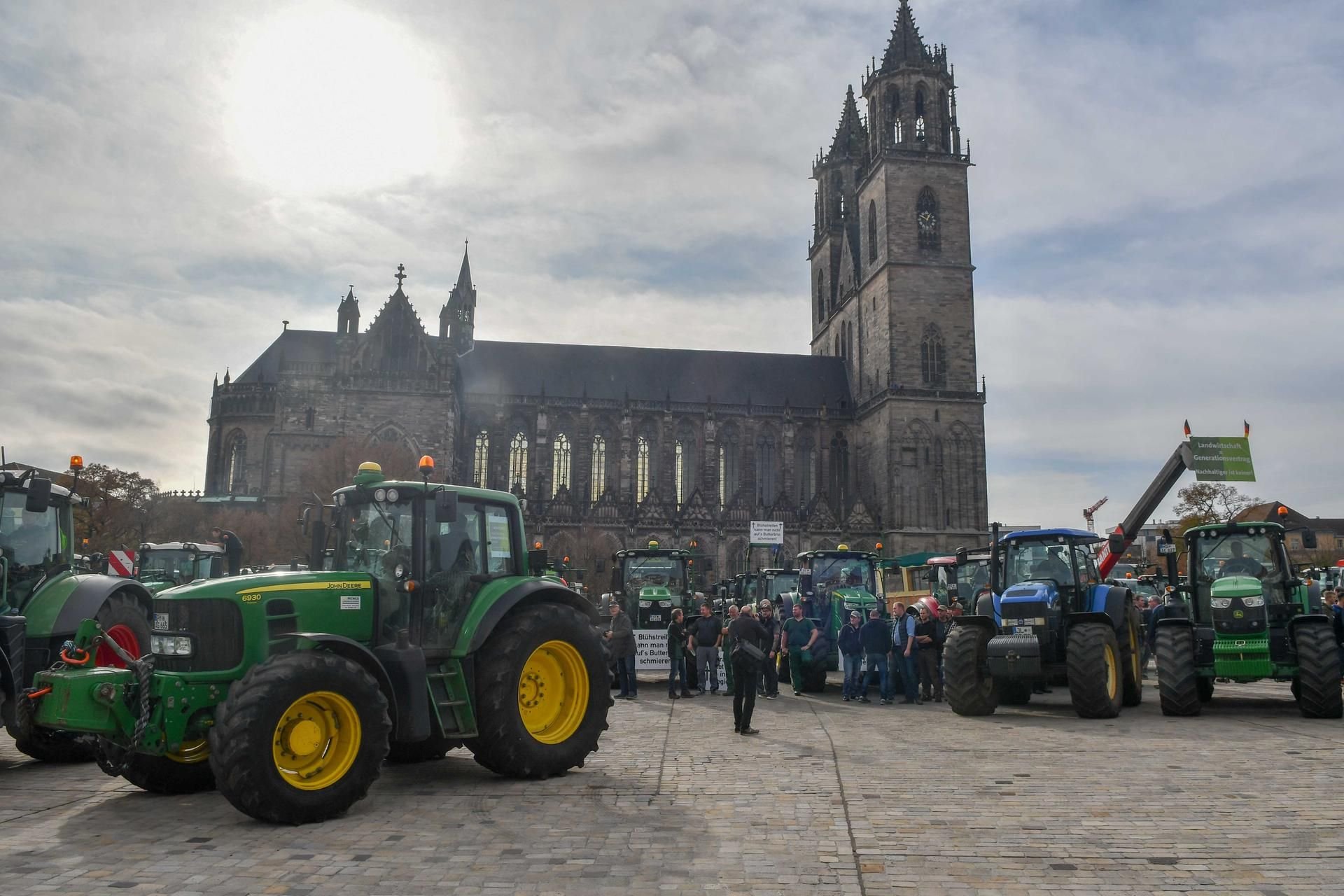 Über 400 landwirtschaftliche Fahrzeuge nahmen an der Bauerndemonstration in Magdeburg teil.