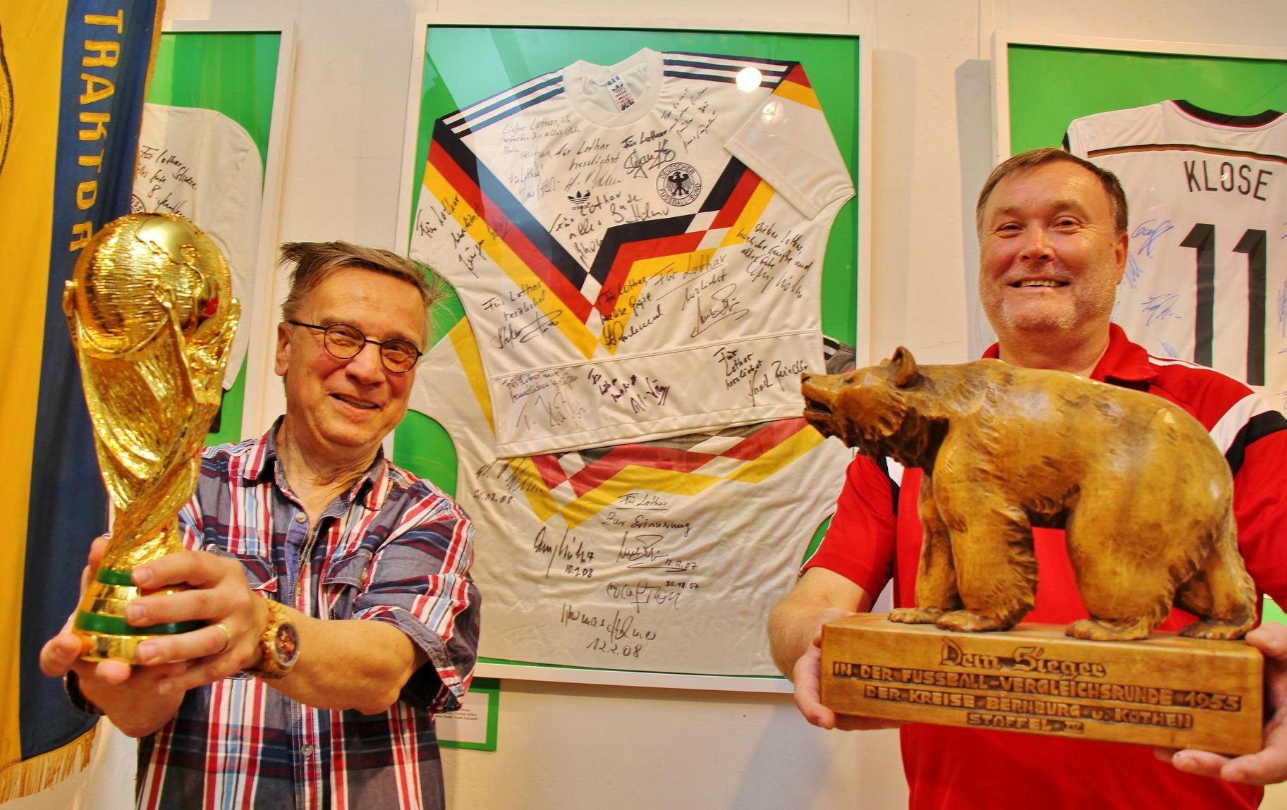 Weltmeister-Trikots mit den Unterschriften der deutschen Nationalmannschaft gibt es in der neuen Ausstellung zu sehen, zu deren Hauptleihgebern Lothar Schultze und Frank Krella (rechts) gehören.