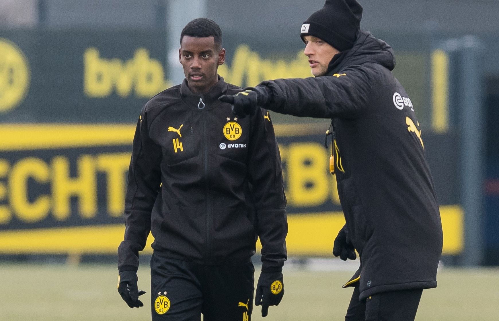 BVB-Coach Thomas Tuchel gibt seinem Neuzugang Alexander Isak (l.) Anweisungen.