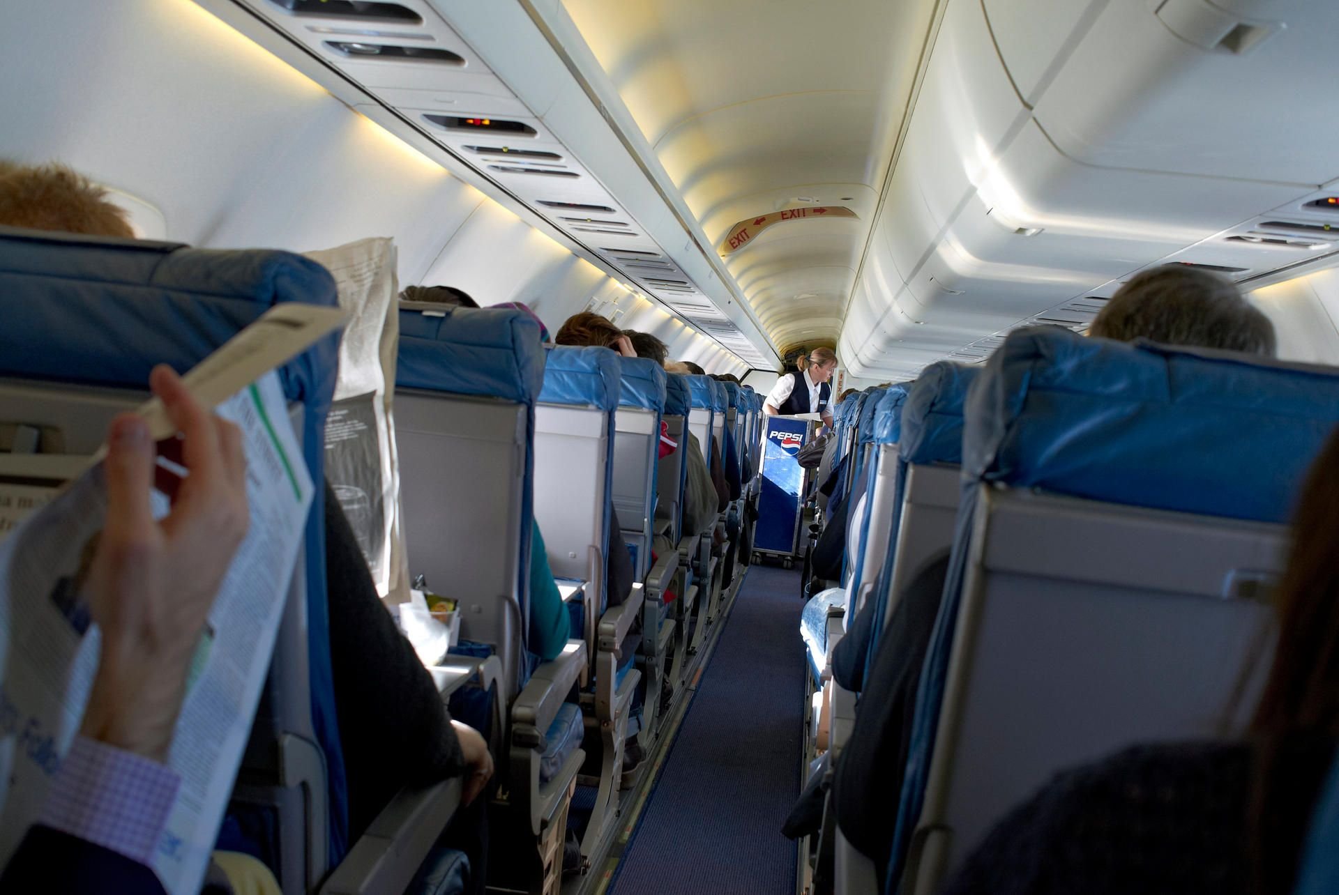 Wenn man im Flieger etwas Verdächtiges bemerkt, sollte man Ruhe bewahren und unauffällig das Flugpersonal informieren.