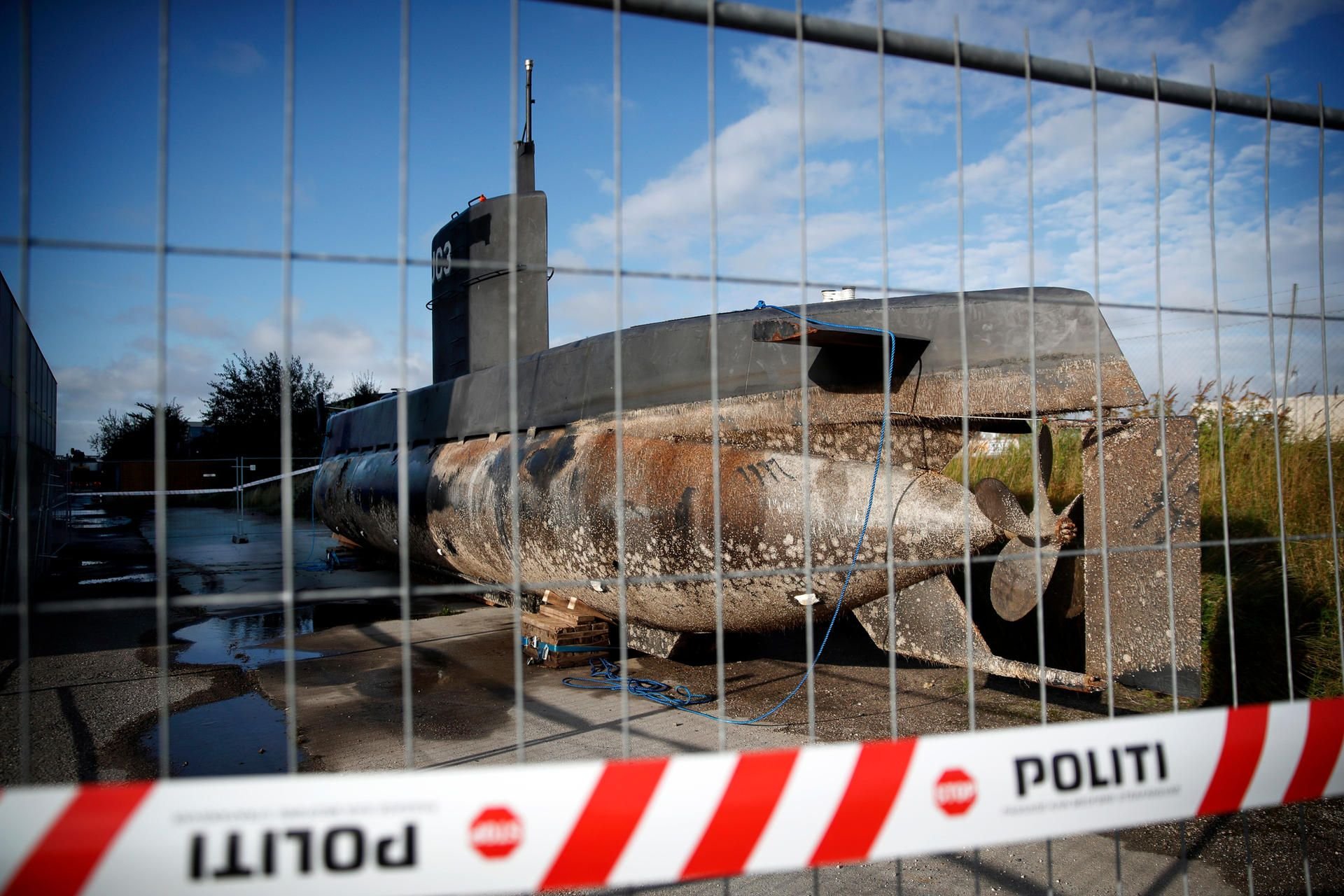 Das U-Boot des dänischen Ingenieurs Peter Madsen liegt im Hafen von Kopenhagen (Dänemark) in einem von der Polizei abgesperrten Bereich.