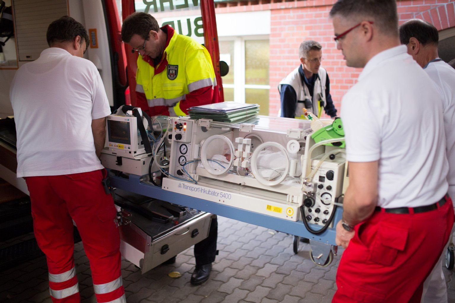 Ein neugeborenes Baby wird während der Evakuierung des Universitätsfrauenklinikums in Magdeburg in einem Brutkasten transportiert.