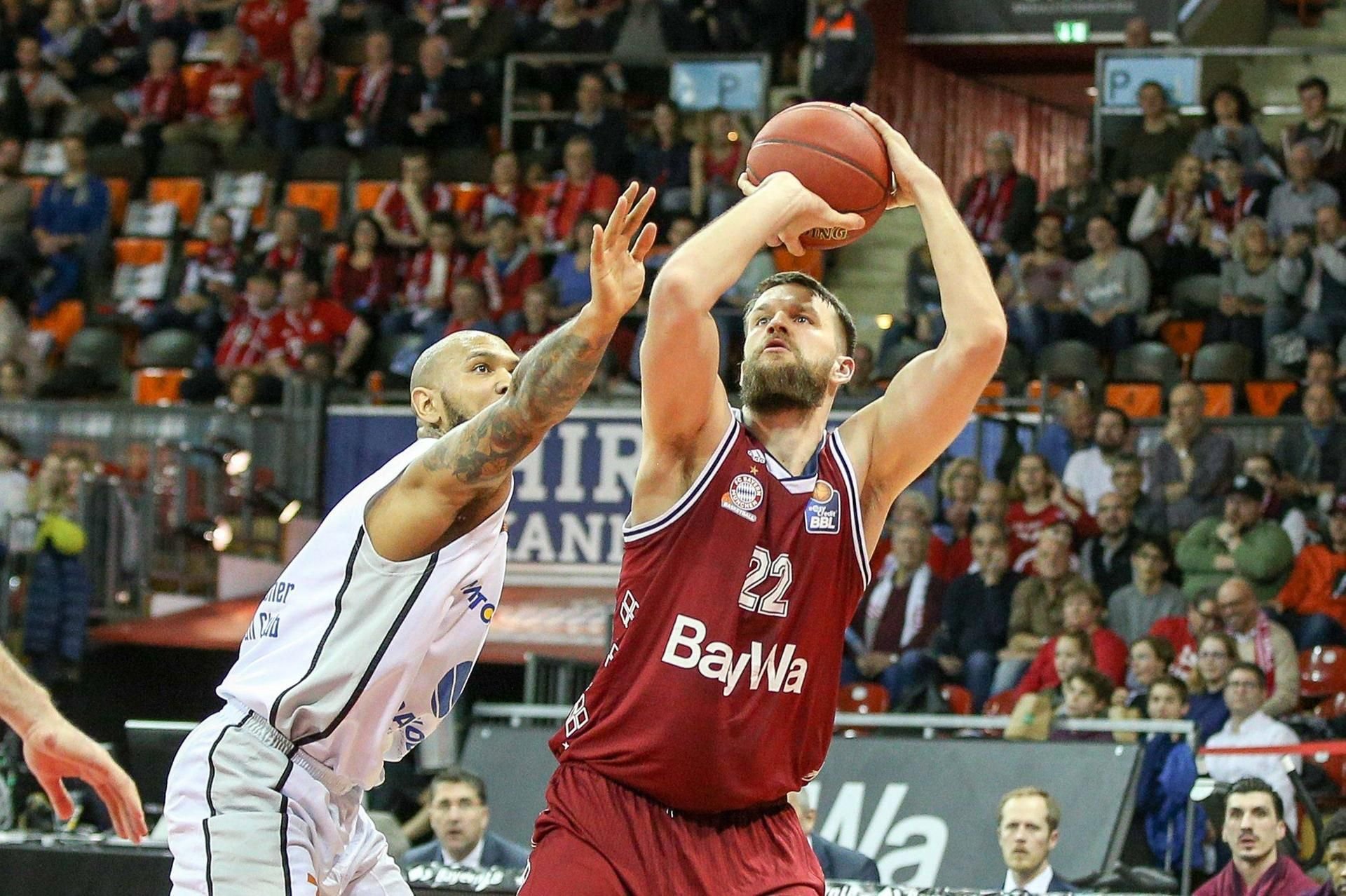Sergio Kerusch (l.) will Bayerns Danilo Barthel am Wurf hindern.