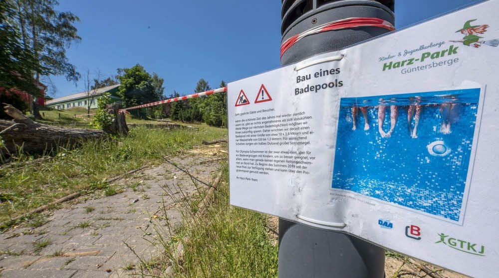 Das Schild zeigt es: Hier soll ein Badepool entstehen. Es ist eine von mehreren Stellen im Harz-Park, an denen investiert wird.