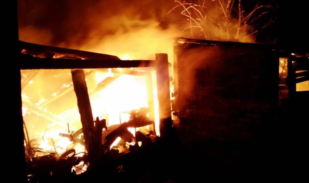 Hoch lodern die Flammen über dem Nebengelass eines Wohnhauses.