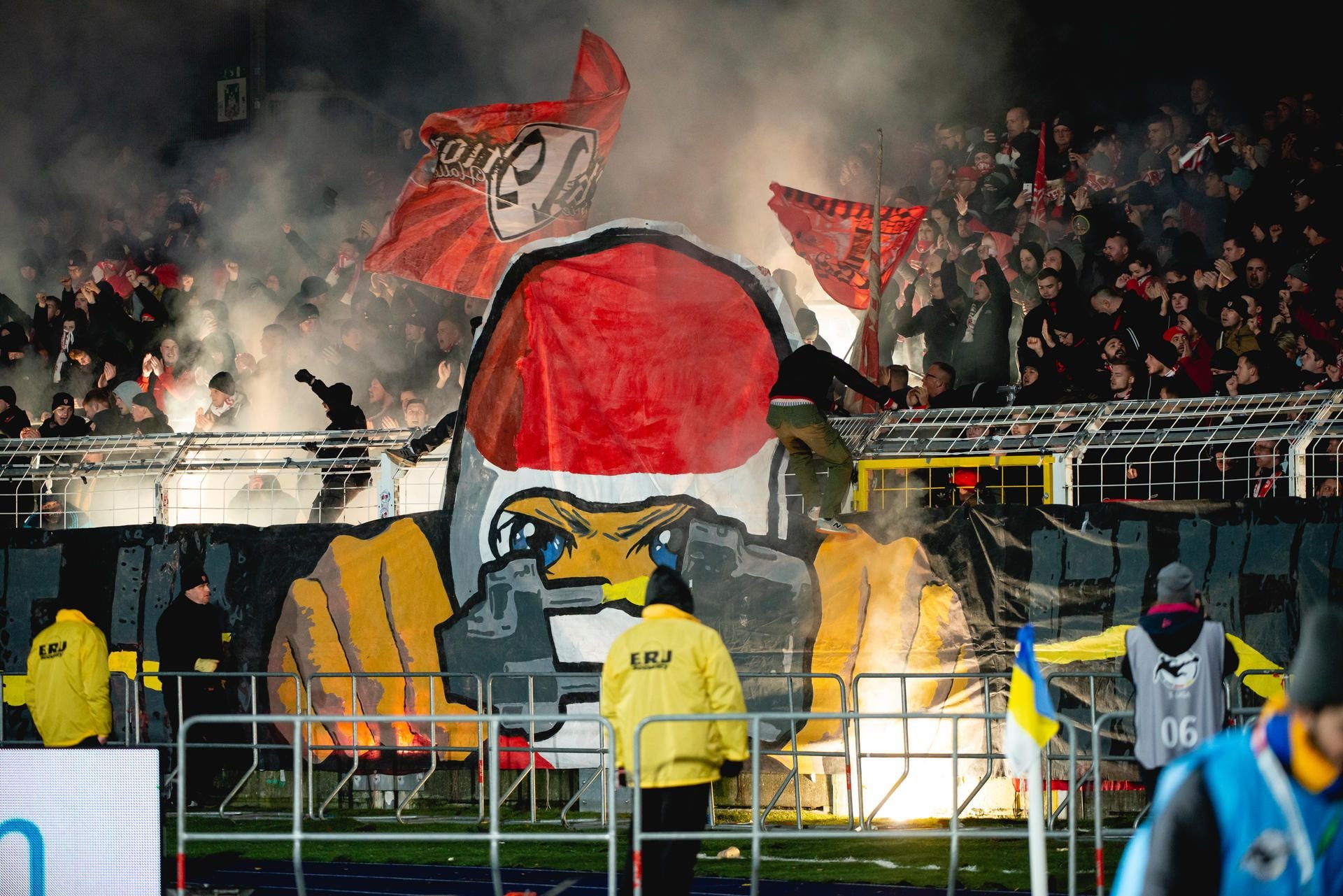Pyrotechnik im HFC-Fanblock kurz vor dem Anpfiff.