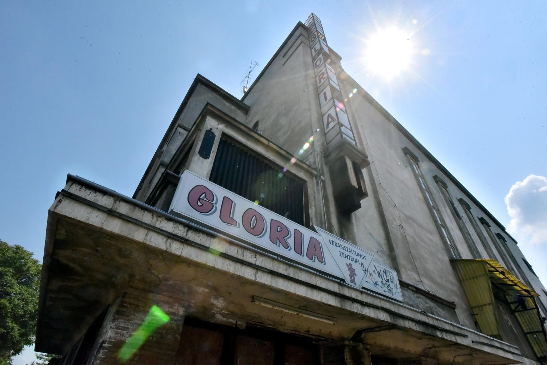 Der ehemalige Filmpalast „Gloria“ ist ein stadtbildprägendes Gebäude kurz vor der Weißenfelser Saalebrücke.