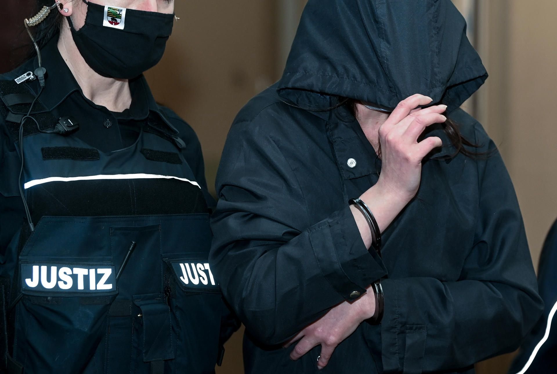 Die 36-jährige Mutter eines im Sommer ermordeten Zweijährigen, wird in den Saal des Landgerichts Halle geführt.