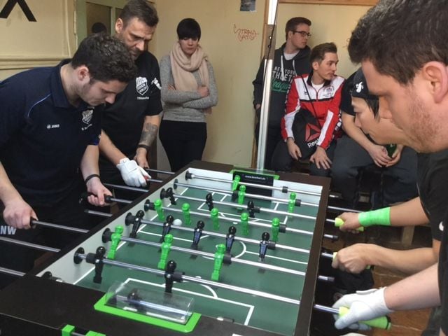 15 Teams aus ganz Deutschland messen sich bei dem Turnier, das erstmals in Halle ausgetragen wird.