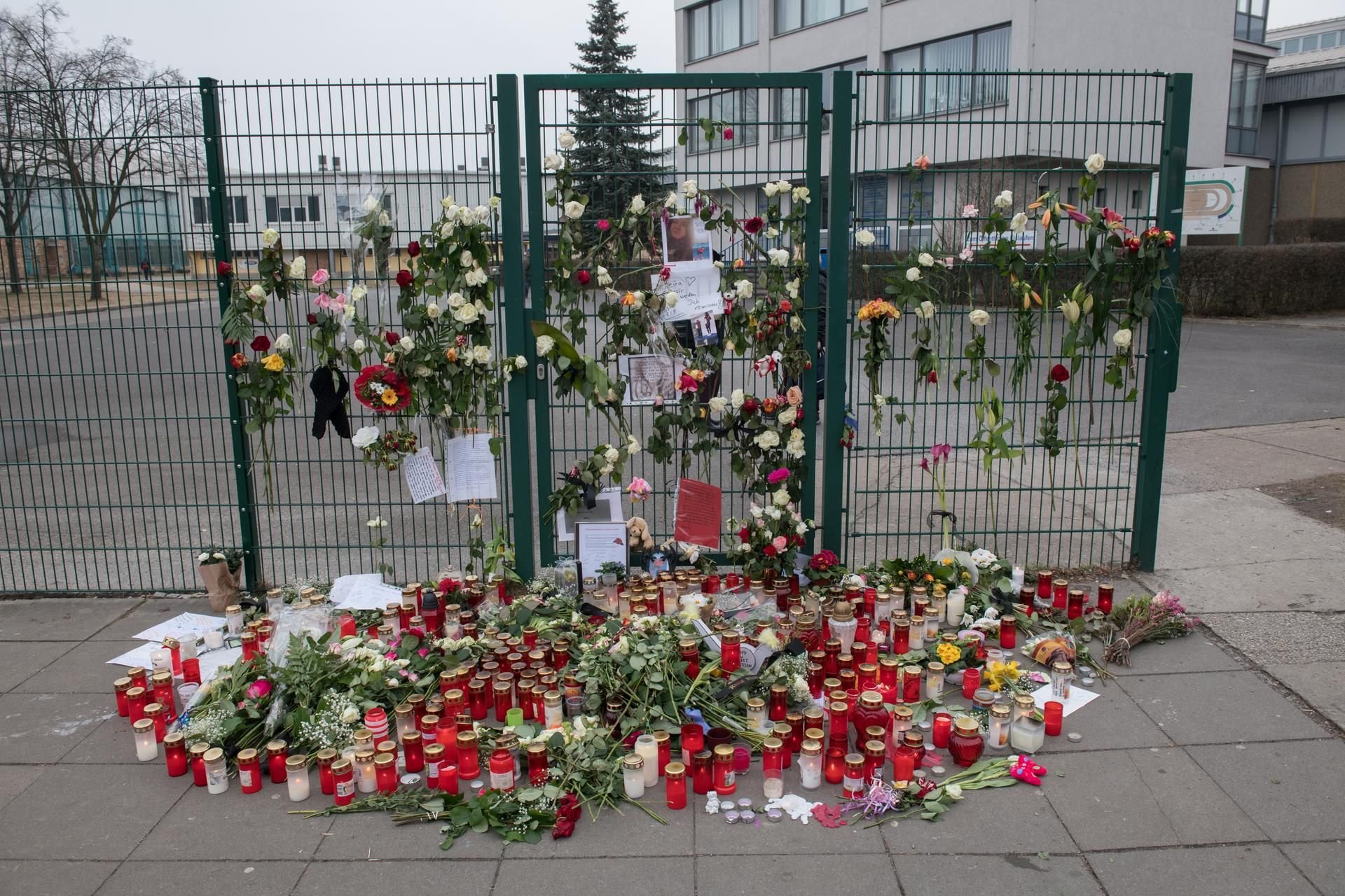 Vor der Eisschnelllaufhalle an der Konrad-Wolf-Straße sind viele Blumen niedergelegt worden.