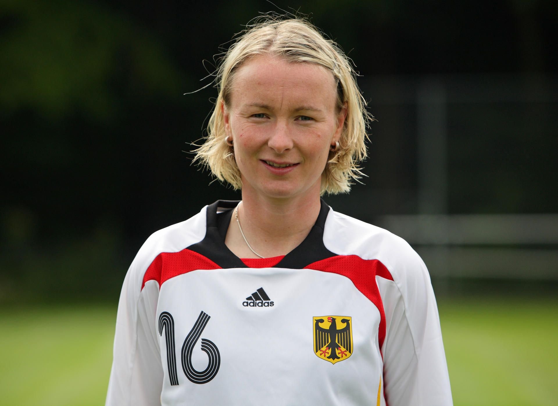 Die Hallenserin Conny Pohlers, ehemalige Stürmerin der deutschen Frauenfußball-Nationalmannschaft im Trikot der Nationalmannschaft.