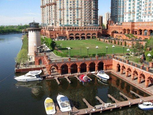 Für Ihre Yacht-Flotte wären hier noch ein paar Parkplätze frei...