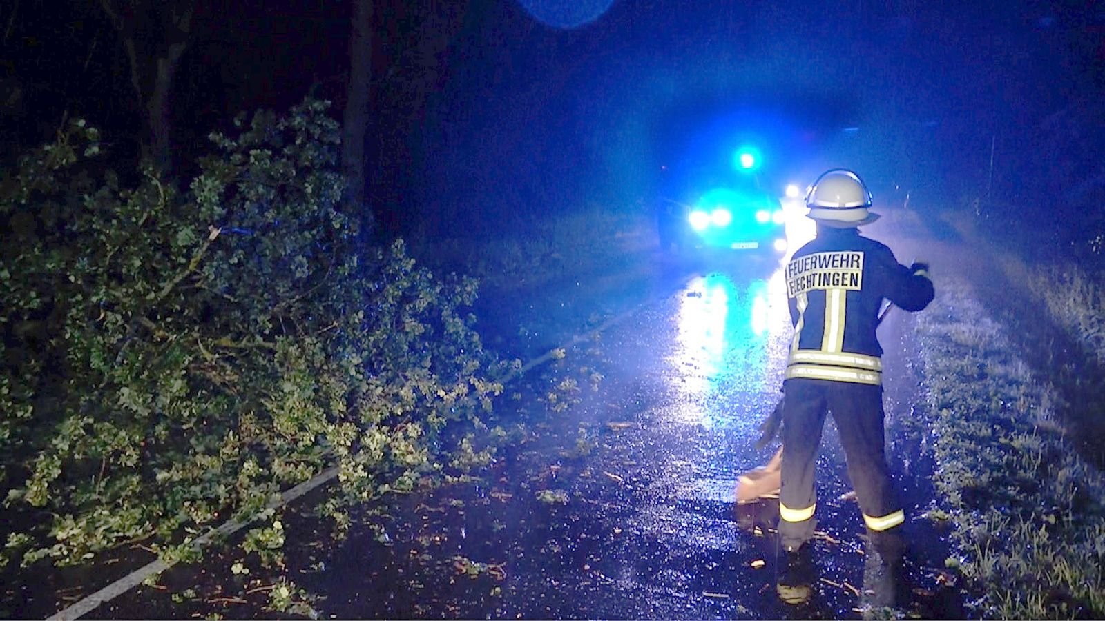 Mit Kettensägen beräumte die Flechtinger Feuerwehr die Straßen.