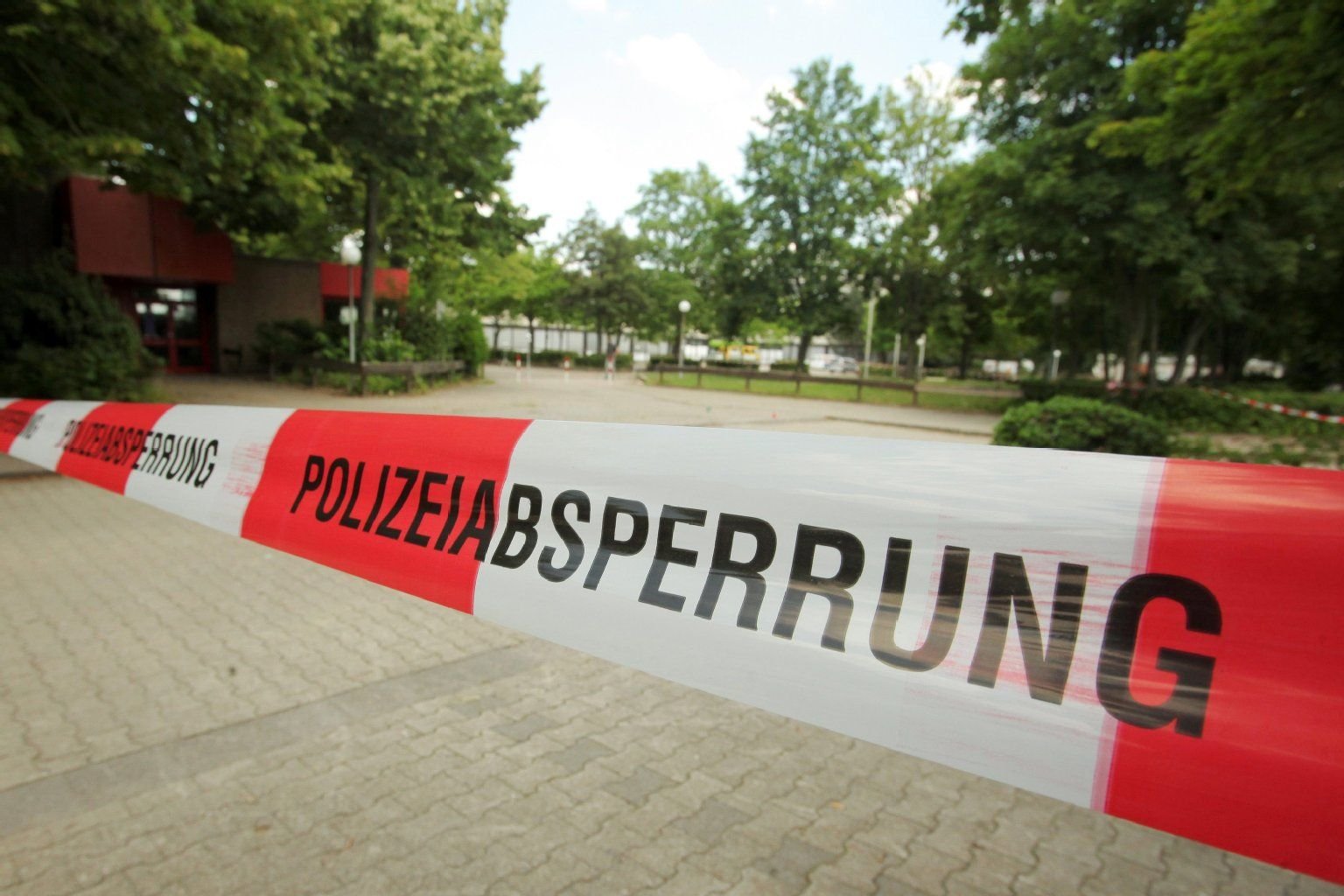 Eine Polizeiabsperrung an einem Tatort.