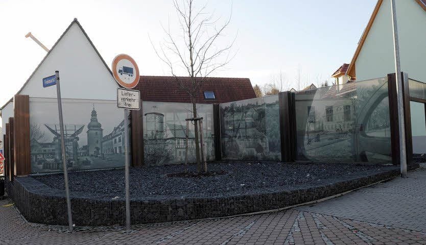 Die Foto-Leinwände werden immer wieder beschädigt.