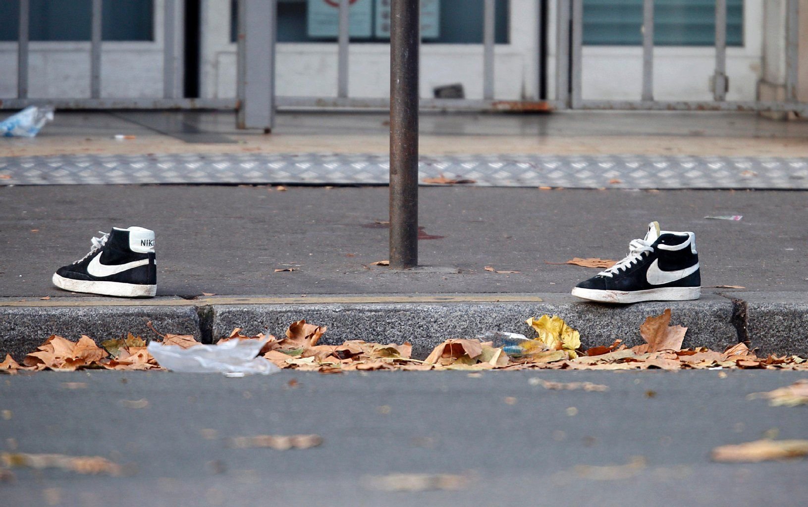 Polizisten überwachen die Umgebung des Bataclan-Konzertsaals.