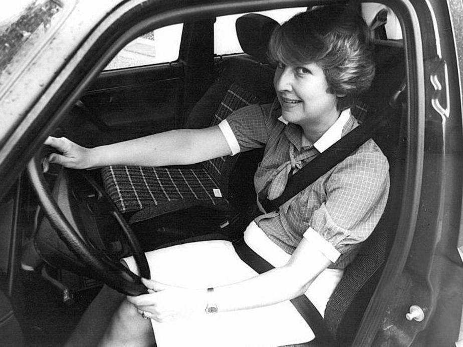 Als 1976 die Gurtpflicht eingeführt wurde, sorgten sich Männer um ihre Freiheit und Frauen um ihre Blusen.