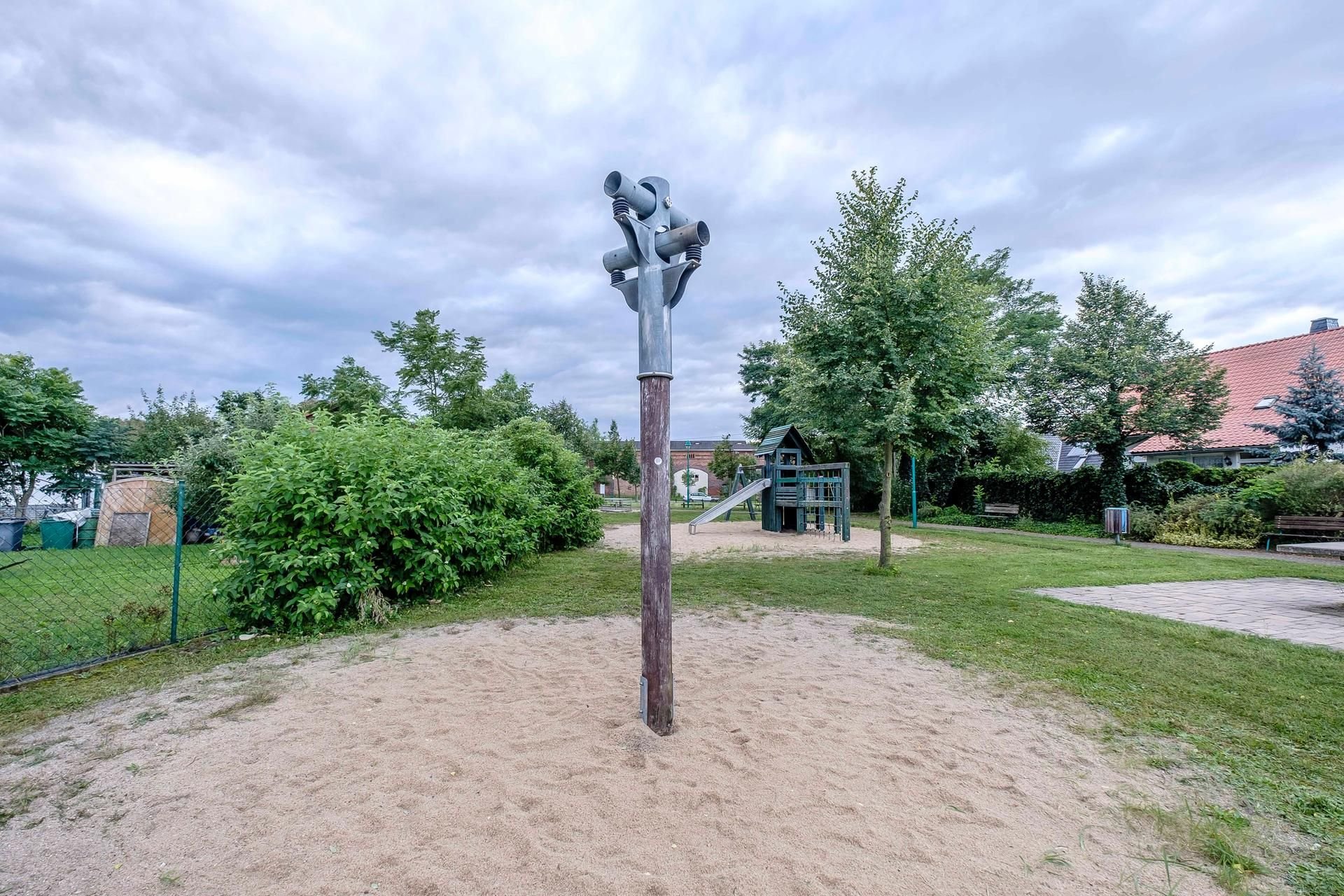 Der Spielplatz mit dem defekten Klettergerüst im Vordergrund, an dem sich vier Kinder im Gräfenhainicher Ortsteil Strohwalde verletzten.