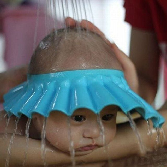 Bei dieser Duschkappe können Wasser und Seife nicht in die Augen des Kindes gelangen.
