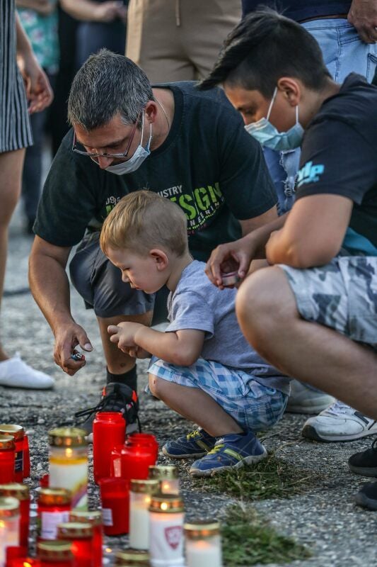 Auch viele kleine Kinder haben bei der Mahnwache Kerzen für den getöteten Jungen angezündet.