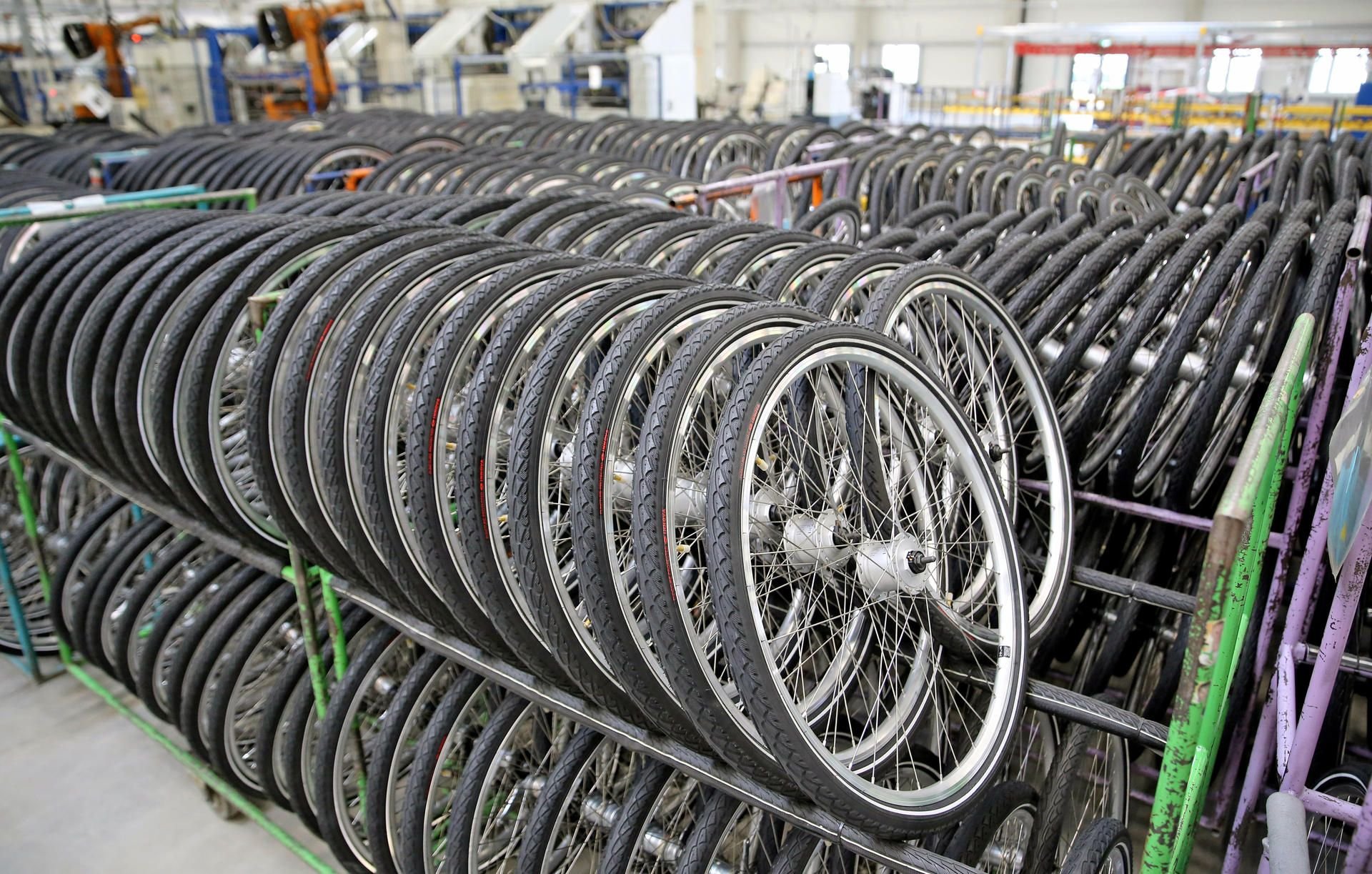 Fertige Laufräder in der Produktionshalle des insolventen Fahrradherstellers MIFA in Sangerhausen.