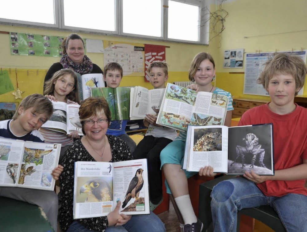 Ines Schaaf-Wagner (vorn) und Melanie Föhriger (hinten) organisieren die „Tierische Weltreise“. Für Lucas (9 Jahre), Eva (10), Wieland (9), Jordan (9), Florentine (10) und Amos (9) beginnt nach Pfingsten die Gruppenarbeit.