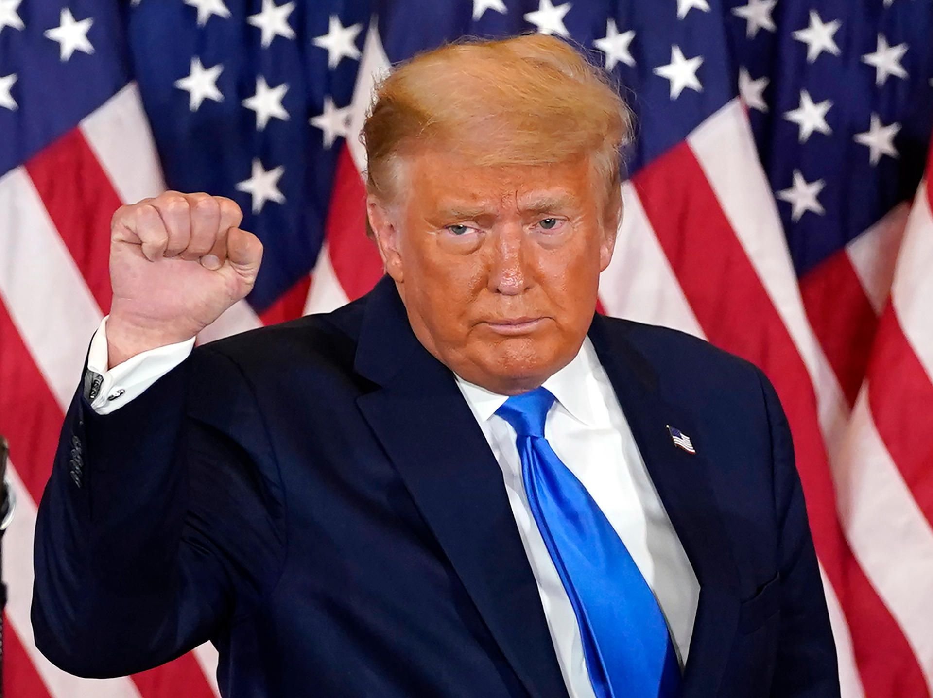 US-Präsident Donald Trump hebt seine Faust, nachdem er am frühen Mittwoch, dem 4. November 2020, im Ostsaal des Weißen Hauses in Washington seine Rede gehalten hat.